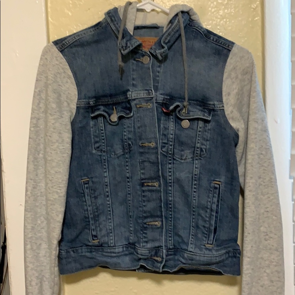 Levi’s hooded jean jacket ! ✨